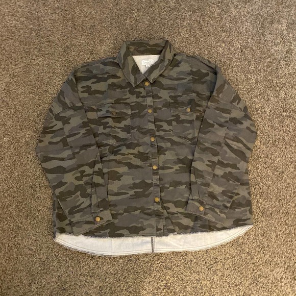 Mud Pie Sterling Camo Shacket - Large - Picture 4 of 6